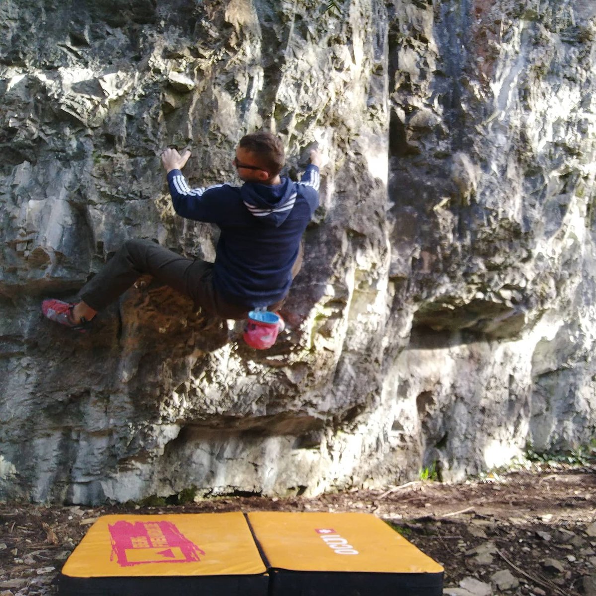 dk_elliott's tweet photo. Pre work climb at Bourton Combe, sent Flax Factor f6A boulder problem and continued to work my long term project Full BC traverse f7A+. #climbing #bouldering https://t.co/IAiqsu8jBV
