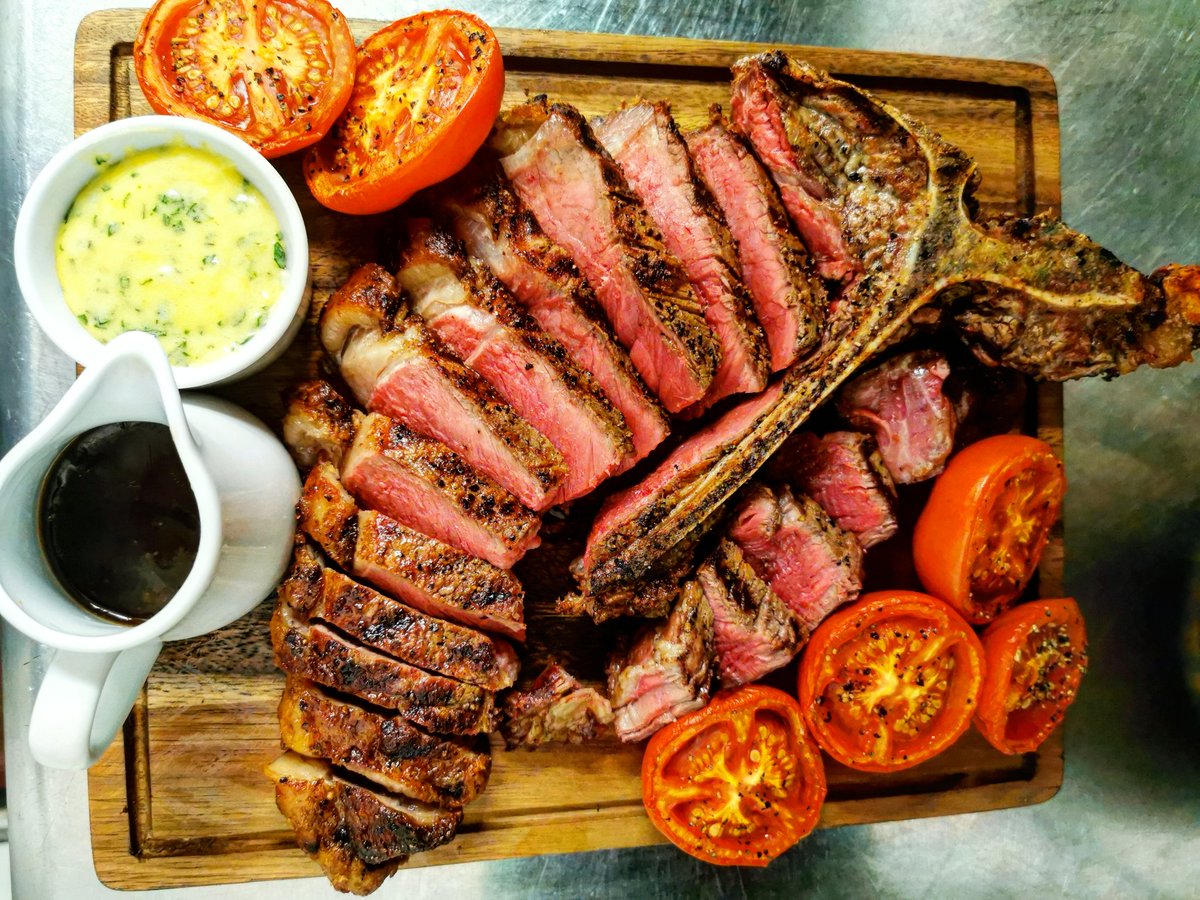 This big porterhouse steak was shared between two, who would you choose to tackle this beast? 🤤
*
*
*
#theporterhouse #grillandrooms #bar #restaurant #grillhouse #steakhouse #fresh #tasty #delicious #yummy #food #love #meat #charcoal #cooked #dryaged #beef #porterhouse #tbone