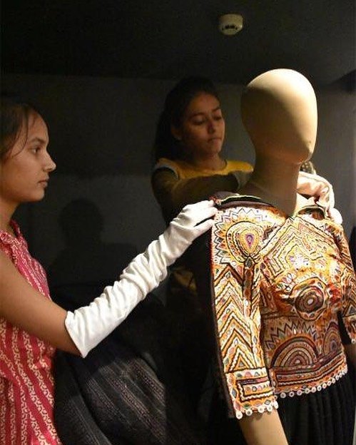 lldcshrujan's tweet photo. "The Living Embroideries of Kutch" is on the move!
This exquisite collection of artifacts was carefully transferred to our archives where they will rest for the next six years.
#thelivingembroideriesofkutch #showchange #embroidery #exhibition #gallery #traditionalcraft https://t.co/2DhCqMbY2o