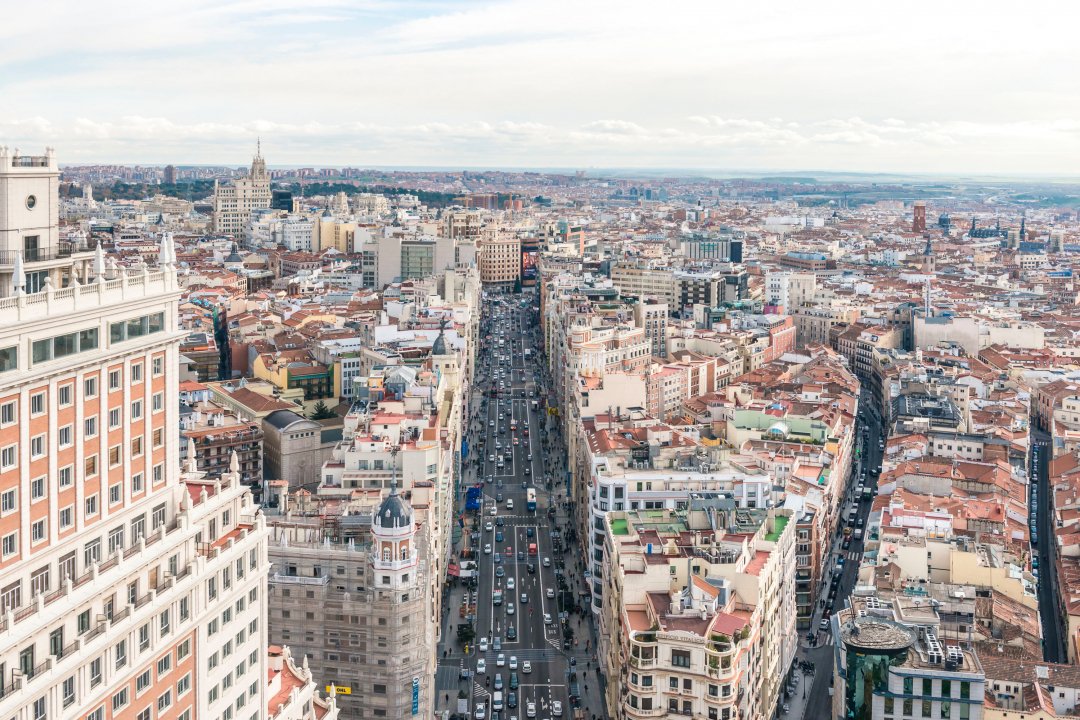 ¿Sabía que durante la Guerra Civil la Gran Vía cambio de nombre hasta en 5 ocasiones? No tendría el nombre oficial unificado de “Gran Vía“ hasta 1980 #Madrid #Engelvoelkers