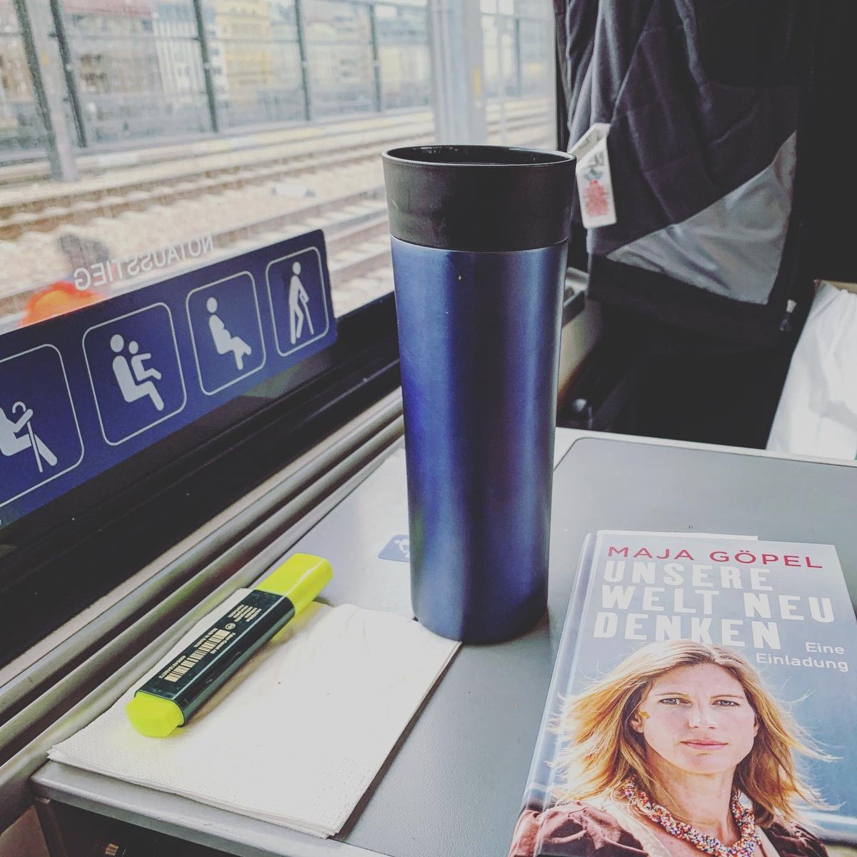 zapata33com's tweet image. Bahnfahren und Lesen 
Vitamine und Naschen 
Danke @beyond_ideology für das schöne und gute Buch 👇 
#EconomyForFuture
#FröhlicheRevolution