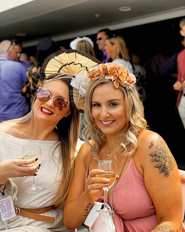 Natalie_Rose_89's tweet photo. Black opal race day - Canberra. Great day out with great people #races #facinator #racewear #fashionsonthefield #canberraraces #canberralife #canberrafashion #goodfriendsgoodvibes @natyo_

📸 https://t.co/vpOdMGAigI via https://t.co/caQNgsZP1E https://t.co/2ukAwgkkBf