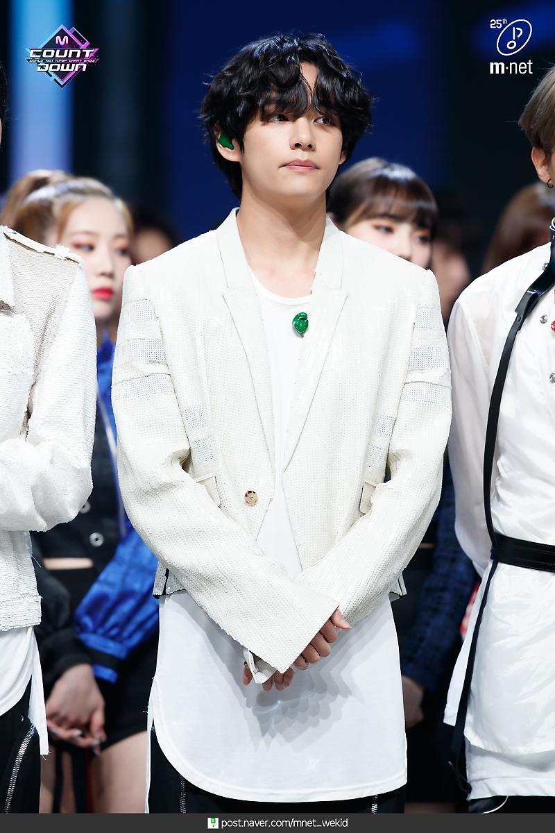 BTS-V様 A imagem pode conter: 1 pessoa, close-up