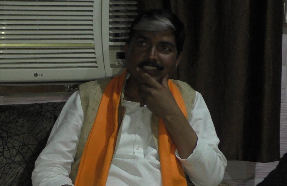 paritush_assam's tweet image. #HinduYuvaVahini UP state president #RakeshRai&apos;s convoy attacked in #Azamgarh by unknown stone pelters.