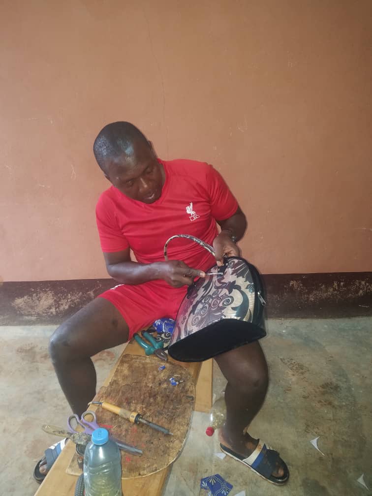 loyocameroon's tweet photo. ‘‘Being condemned for many years with 7 counts, I didn't believe I could leave prison &amp; I thought of giving up at life...'' said Michael who was released for his good conduct after undergoing our #CS4Peace project 
Read more:
https://t.co/DlItGkJLCt

@swisspeace @SFCG_ @UNDP @UN https://t.co/6GPSioBRIn