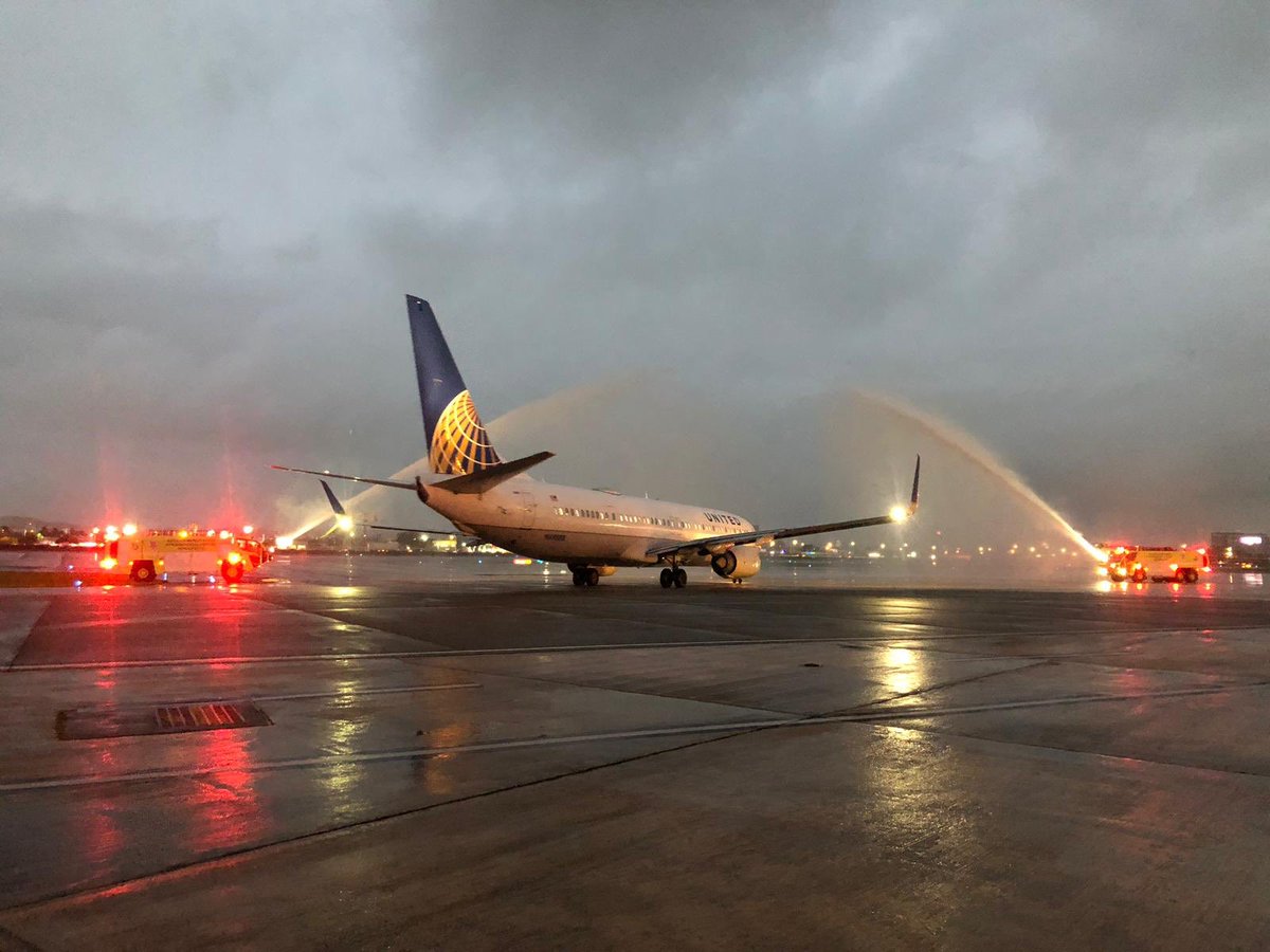 DavidSuarezSJU's tweet photo. @weareunited @OJCordova1028 @Angel61532415 @MannyPrieto3                                        Captain Mario Sojo’s Retirement flight. Thank you Captain Sojo https://t.co/LEAWna9EHw