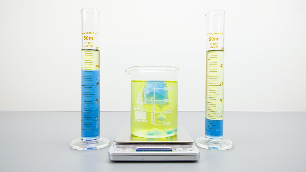 IOPTeaching's tweet photo. 🎵  Ice, ice, baby 🎵

What happens when the ice melts? 
Find out at https://t.co/1oEPPDJQfN

#QuickDemos #TeachPhysics https://t.co/tDTfUZrxO2