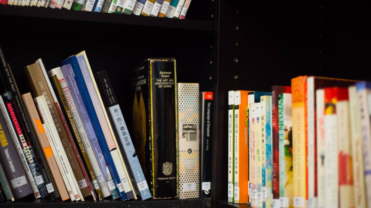 RicefieldGreen's tweet photo. We have #Chinese, English &amp; bi-lingual #books! 
It's warm and there's free WiFi
It's free to join as a member
We're open on Wednesdays 12-7pm‍
📖📚📗
#Glasgow #library https://t.co/xy36Oqd6KM