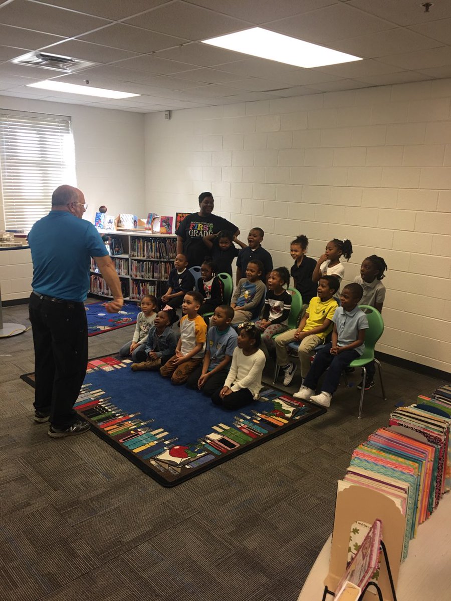 DLMediaCenter's tweet photo. Class pictures in the learning commons has never been more entertaining than it was on Friday with Mr. Tom juggling in between takes!  #unexpected #excited @DLMediaCenter @DunleithES https://t.co/bGSc1rqP4B