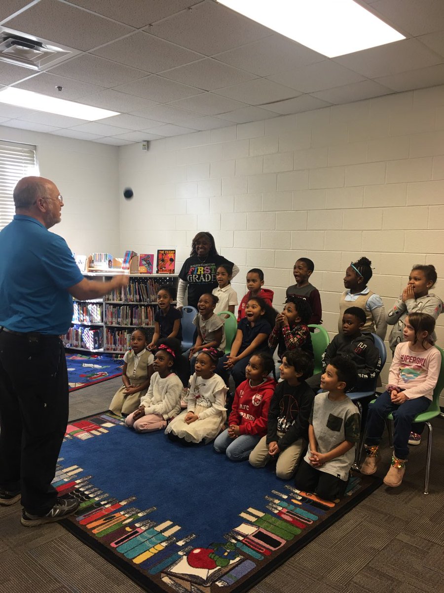 DLMediaCenter's tweet photo. Class pictures in the learning commons has never been more entertaining than it was on Friday with Mr. Tom juggling in between takes!  #unexpected #excited @DLMediaCenter @DunleithES https://t.co/bGSc1rqP4B