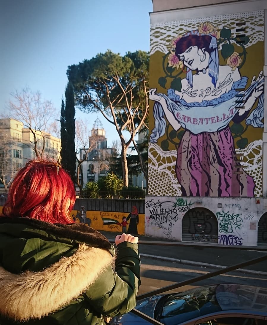 JacquelineSion's tweet photo. Già finito il lavoro di questi due artisti @flaviosolo e @crazydiamondtts 
Loro hanno fatto questo meraviglioso ritratto del simbolo del quartiere... l'ostessa Clementina. Ieri, 8 marzo 2020, è rinasciuta. 💪
👉 "Oh my darling Clementine", titolo dell'opera. @MuriSicuri  #Roma https://t.co/2dywO1Kl92