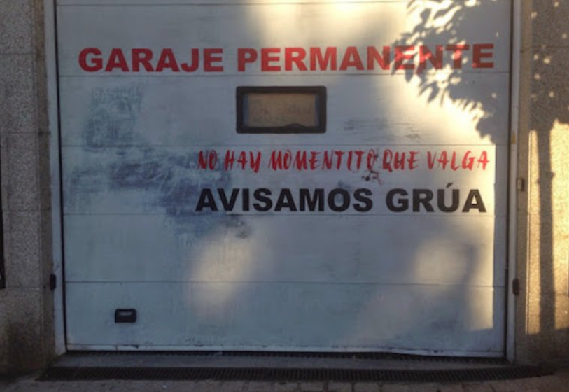 PoliciaLPA's tweet photo. ¿Careces de vado? Es imposible ayudarte, no podemos intervenir con un vehículo delante de un garaje sin esa señalización.
#PorCierto al amigo de "no hay momentito que valga" le hacemos un pequeño recordatorio: solo nosotros podemos avisar a la grúa. https://t.co/b8dYbrFb7T