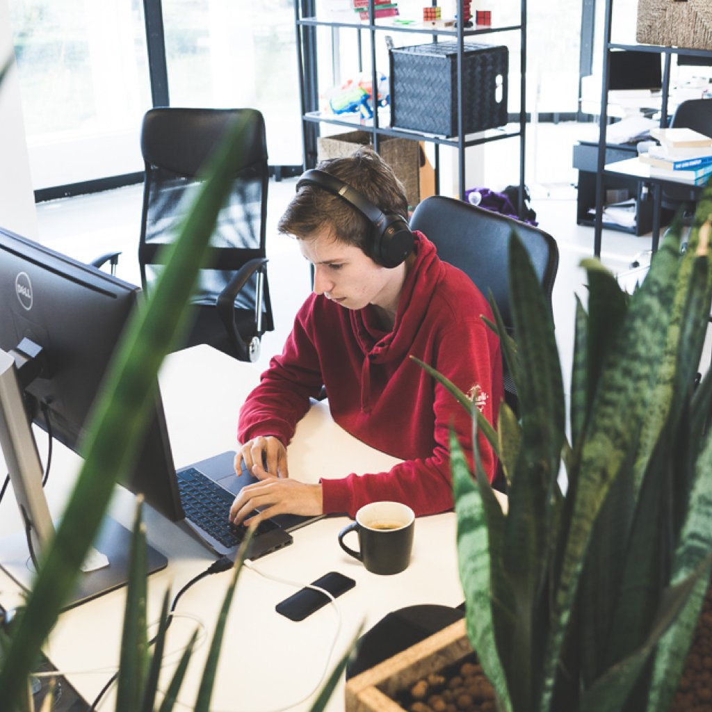 ProgramicHq's tweet photo. Listening to music and writing code. 🎧 https://t.co/dmf6BvguKK