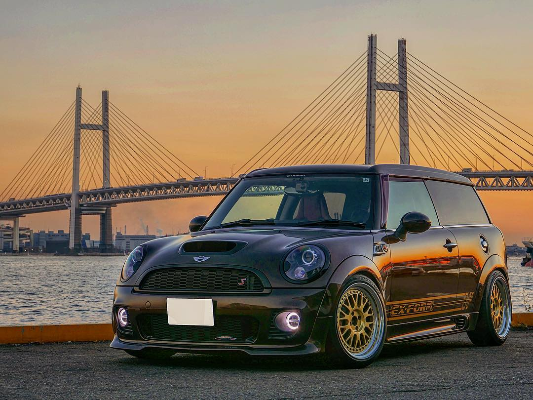 MINI's tweet photo. IG User spicy_55 putting their camera to work capturing the sunset reflecting in their MINI Clubman. #MINIClubman #MINIPhotography #MINILove https://t.co/skL78WeGWh