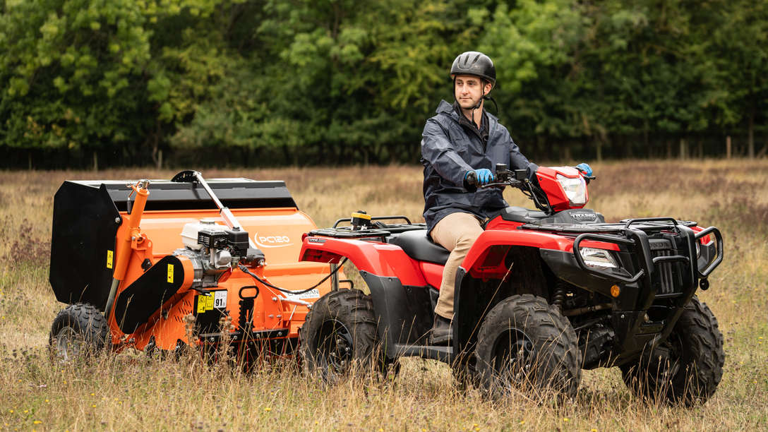 ChapmanMachines's tweet photo. On the look out for a new paddock cleaner? #PooPicking can be back breaking, lengthy work. Our #PC120 is truly unique in it’s market and especially designed for effortless paddock maintenance with it's electric empty &amp; electric start. 

Find out more👉 https://t.co/XN5Np5cUDQ https://t.co/Dgx0lnLSGF