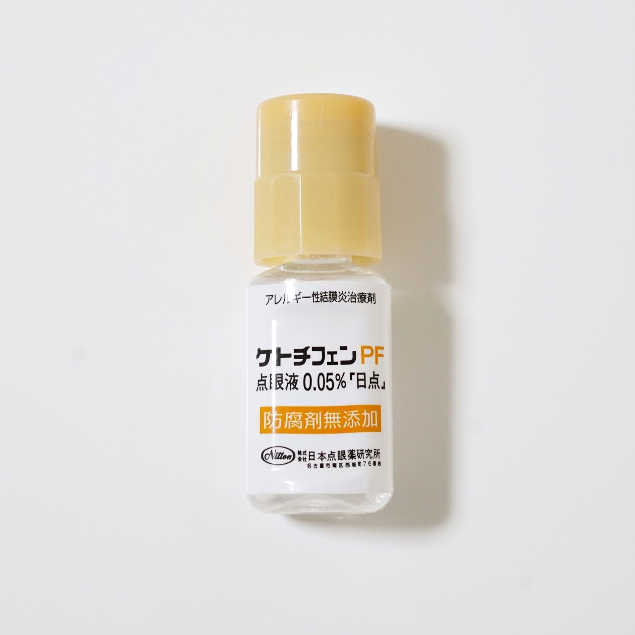 ななこ この春から花粉症の点眼薬をケトチフェンpfに変えたらいい感じ 防腐剤無添加なので防腐剤にアレルギーがある人にもいいかも 難を言えば容器を強く押さないと目薬が出てこない事としみることが気になるけど許容範囲