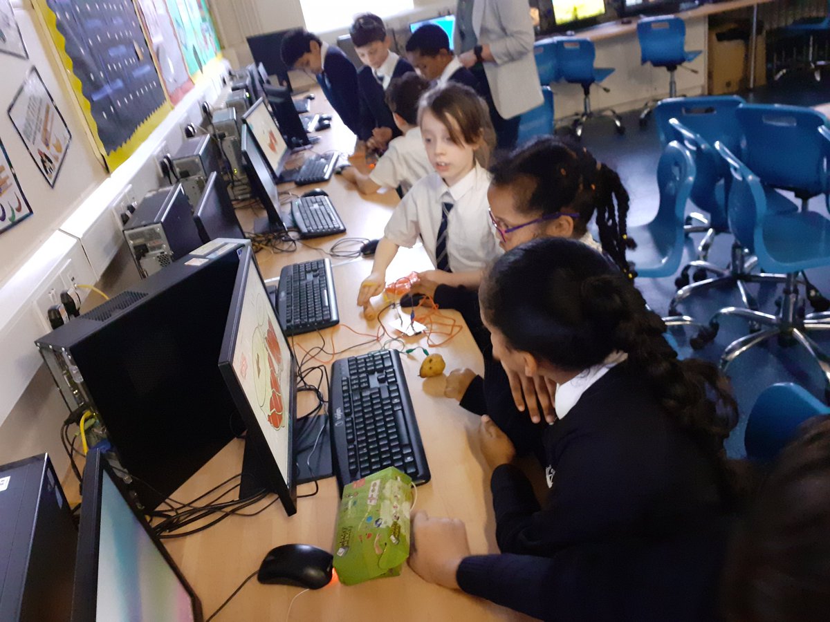 turnitonNoddy's tweet photo. @TurnITonSupport Yr3 @FulhamSchool were finding out if they could control a computer using a pear and a carrot? The answer is YES! #Circuits #Switches #STEM #STEMWeek2020 @makeymakey https://t.co/KMrrd99iU8