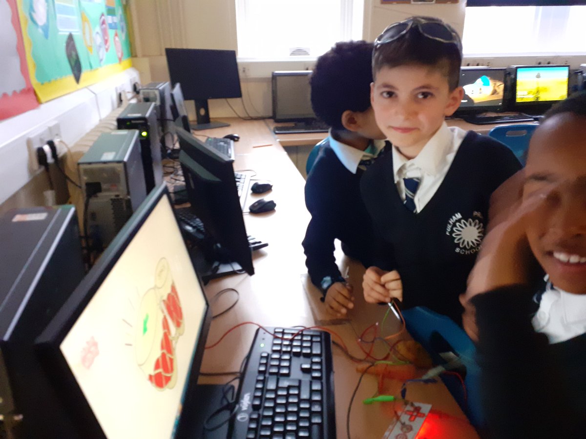 turnitonNoddy's tweet photo. @TurnITonSupport Yr3 @FulhamSchool were finding out if they could control a computer using a pear and a carrot? The answer is YES! #Circuits #Switches #STEM #STEMWeek2020 @makeymakey https://t.co/KMrrd99iU8