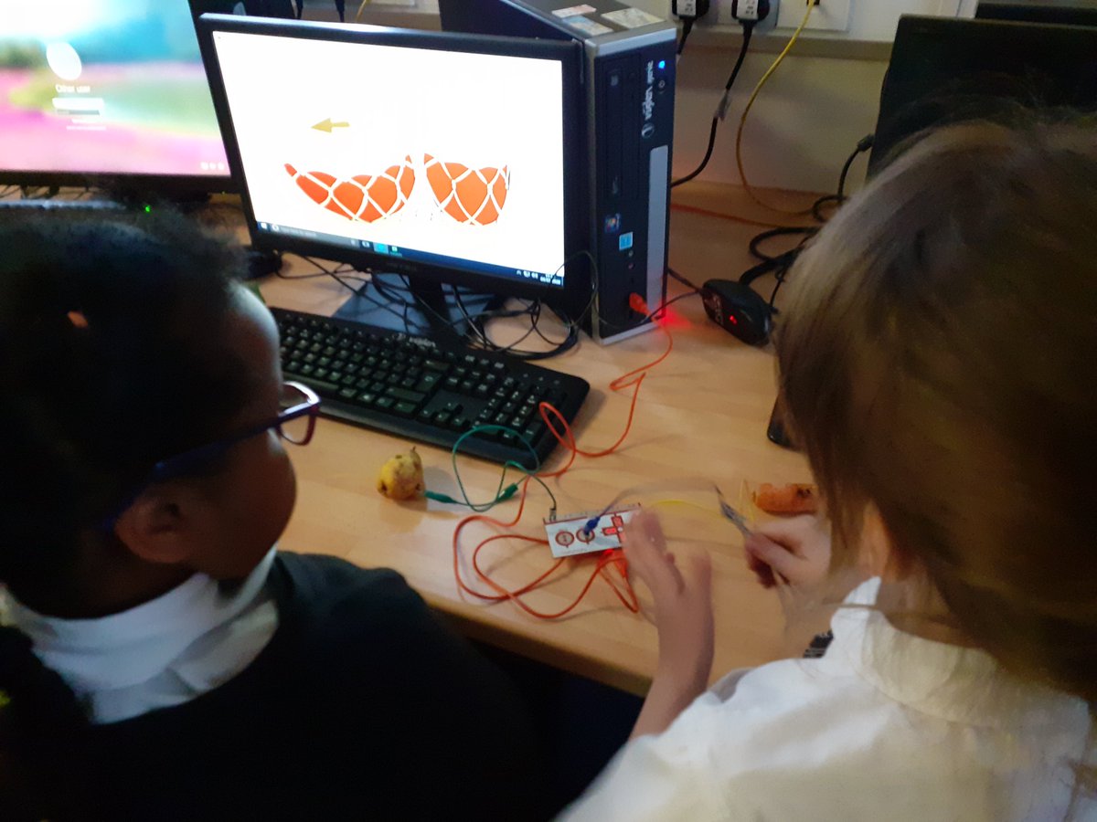 turnitonNoddy's tweet photo. @TurnITonSupport Yr3 @FulhamSchool were finding out if they could control a computer using a pear and a carrot? The answer is YES! #Circuits #Switches #STEM #STEMWeek2020 @makeymakey https://t.co/KMrrd99iU8