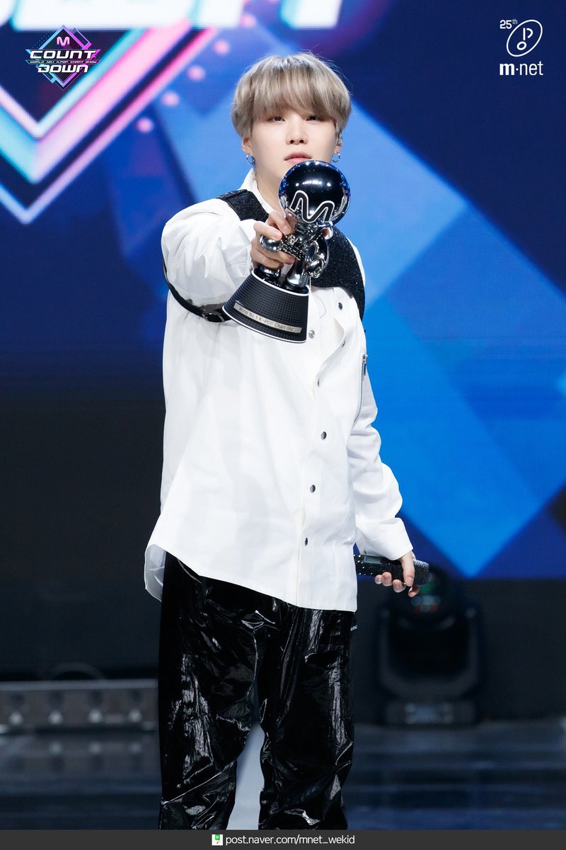 jaevaekk's tweet photo. Suga day!!! ✨🎊🎉 #HappyBirthdayYoongi #SUGADAY 😁 @BTS_twt https://t.co/UQ0JtiS8Qh