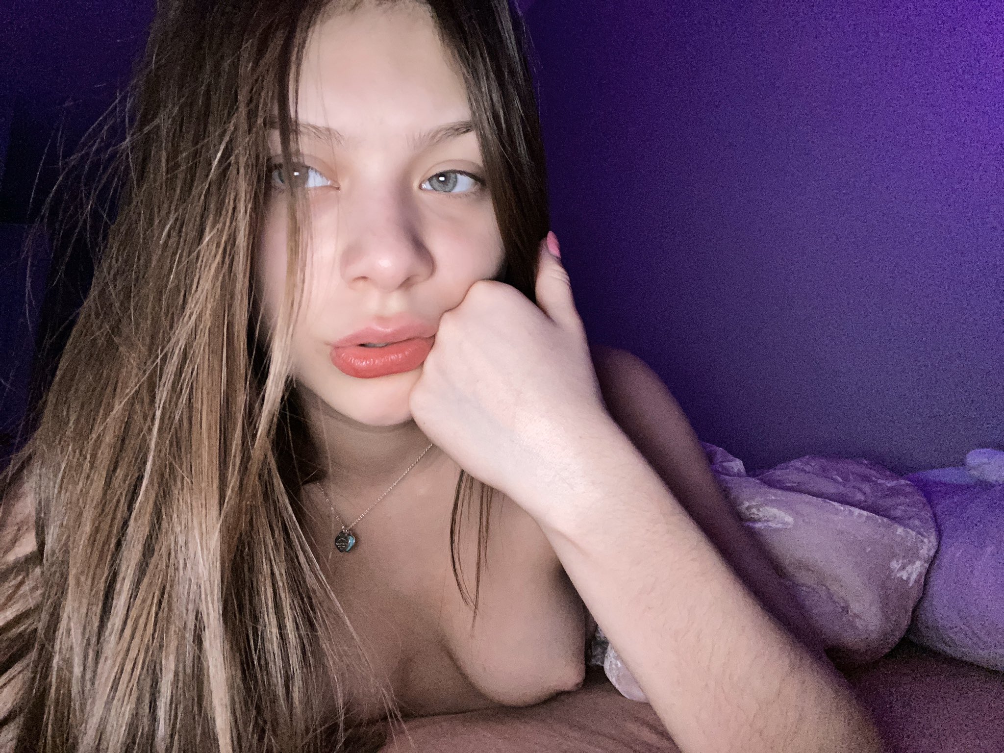 3 pic. 4am selfies 🥰 https://t.co/bET8sixJr1