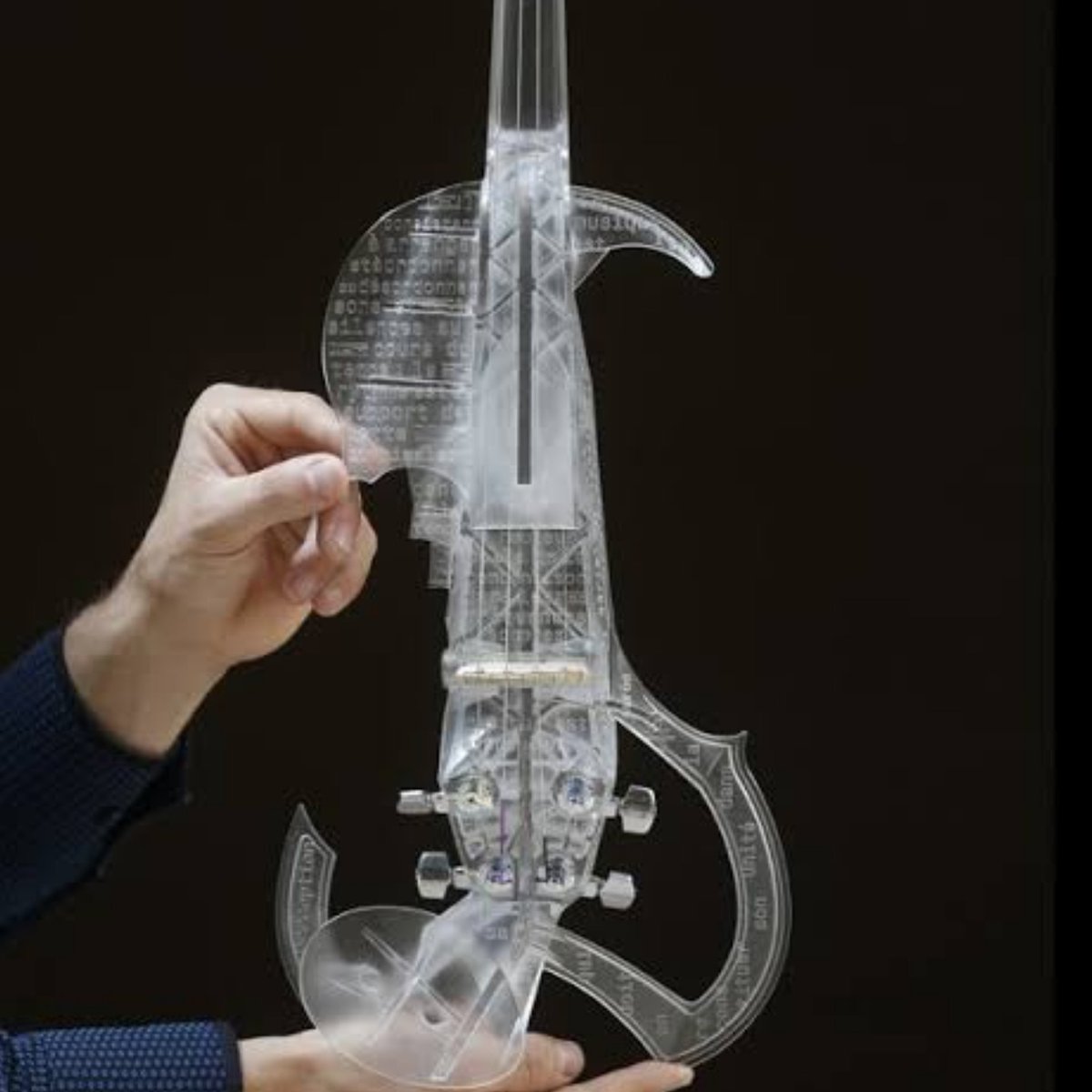 Stampar3D's tweet image. The 3Dvarius is an electric violin created by 3D Printing Technology and based on the model of a real Stradivarius violin. Printed as a single piece, the 3Dvarius violin departs from traditional musical instrument production technology.

#3dprinting  #Stampar3d #3dprinted