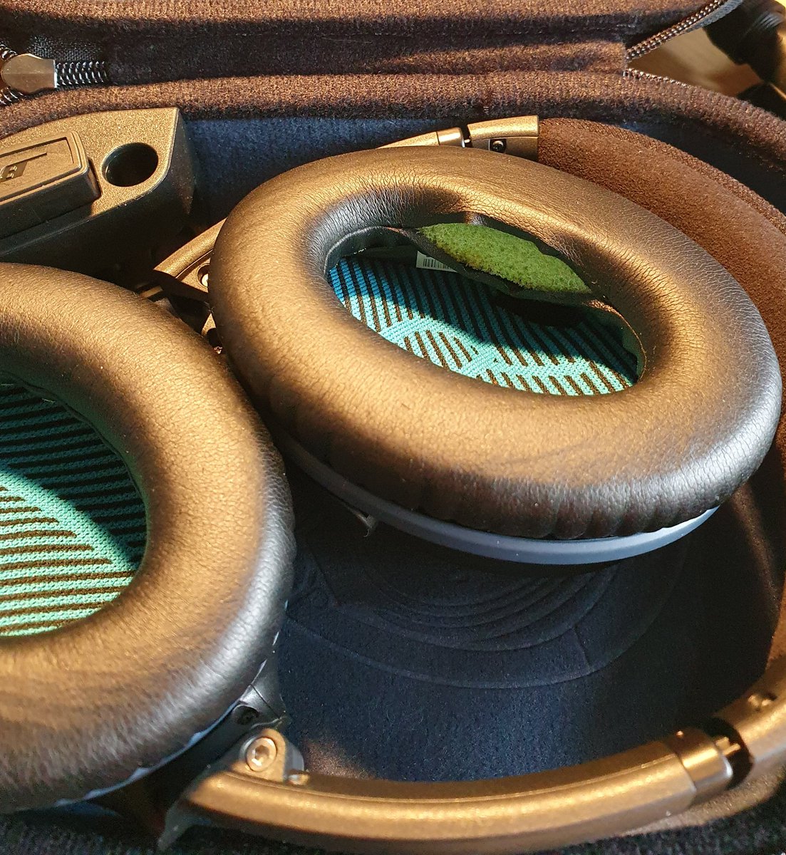CBoorman79's tweet photo. Hi @Bose, I was bought a pair of wired QC50 headphones for Christmas (last year of production I suspect), I use them for flights, far from heavy usage. Unfortunately however, they've failed as per image. Can you recommend how I might be able to fix them please? #bose #product https://t.co/ZLk6SvKs5g