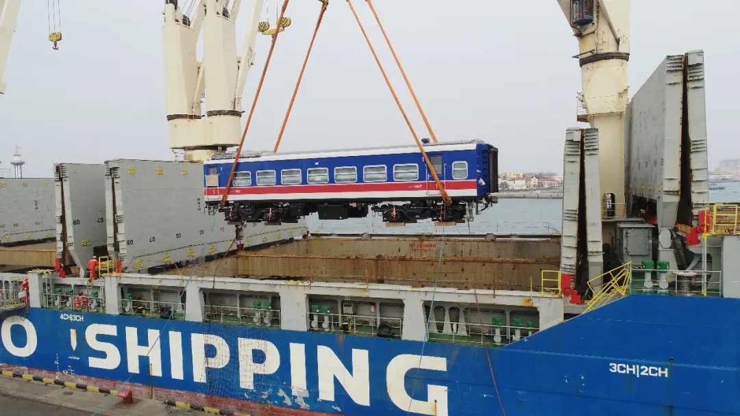 CRRC_global's tweet photo. The last batch of 40 internal combustion vehicle exported by #CRRC to #SriLanka were loaded and shipped from Qingdao Port – thus completing all orders for the country’s S14 project. CRRC made every effort to ensure this project and completed it nearly 2 months ahead. #cooperation https://t.co/Am2ThxYJbj