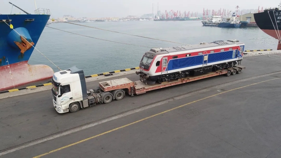 CRRC_global's tweet photo. The last batch of 40 internal combustion vehicle exported by #CRRC to #SriLanka were loaded and shipped from Qingdao Port – thus completing all orders for the country’s S14 project. CRRC made every effort to ensure this project and completed it nearly 2 months ahead. #cooperation https://t.co/Am2ThxYJbj