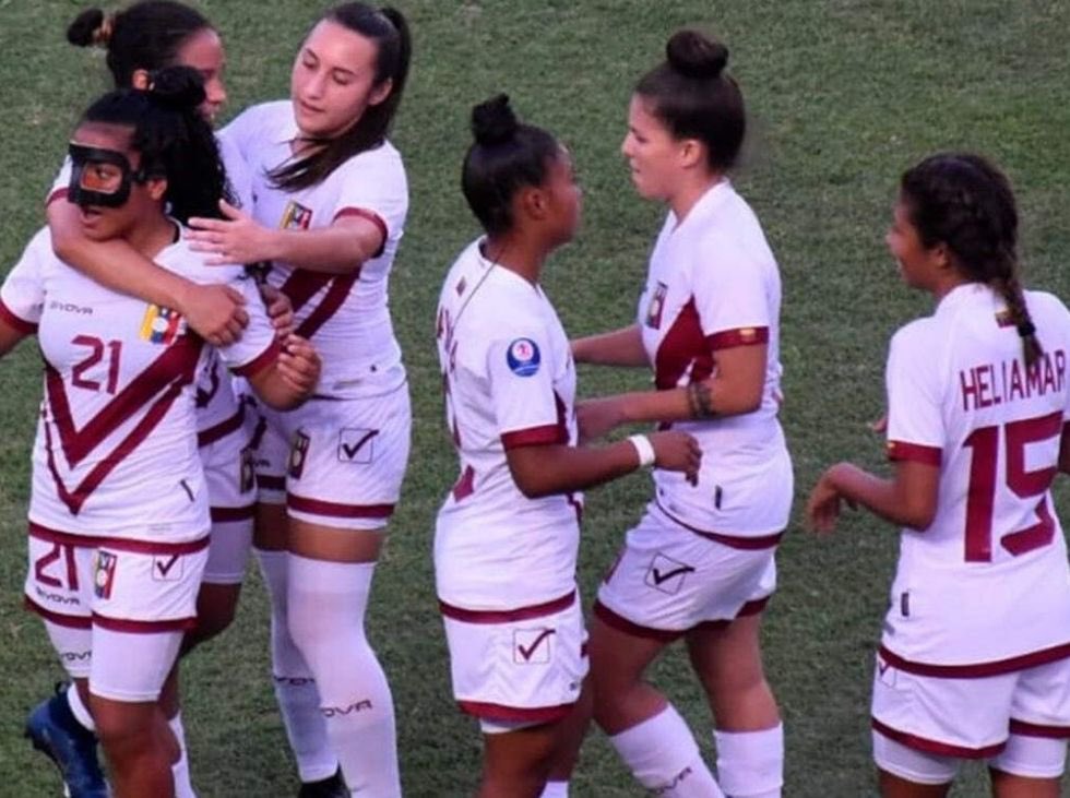 pinfantea's tweet photo. ¡Victoria de Venezuela! en el Sudamericano Sub 20 femenino 2-1 frente a Colombia 🔥🇻🇪. Con un partido menos la Vinotinto se encuentra de primera e invicta con 6 unidades en el Grupo A💪🏻

Próximo encuentro el día miércoles a las 8:15 pm ante Argentina 🇦🇷 @NicolasMaduro https://t.co/agyodBSjdF