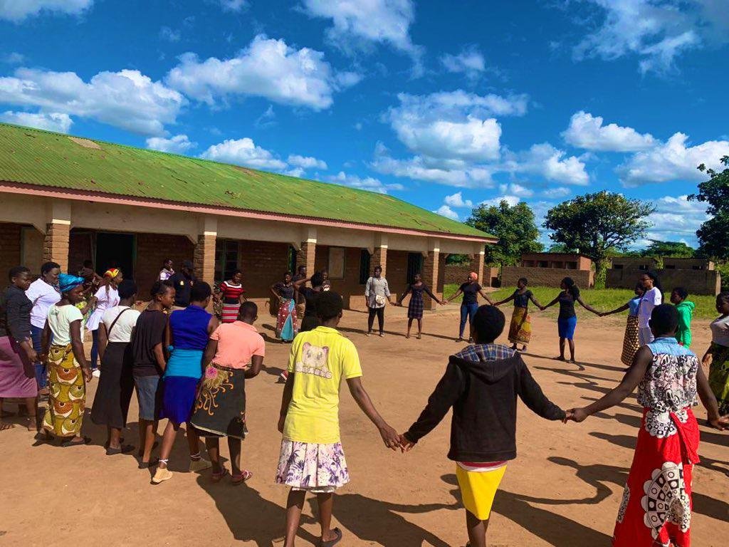 bridgetalexandr's tweet photo. Yesterday, the Young Feminist Network (Lilongwe Chapter) visited Msundwe. Had an amazing dialogue with the young women there and looking forward to more dialogues in the future... @YFN265 @VanSadly #InternationalWomenDay2020 #IWD2020 #Msundwe https://t.co/p5AWNZ9iHn
