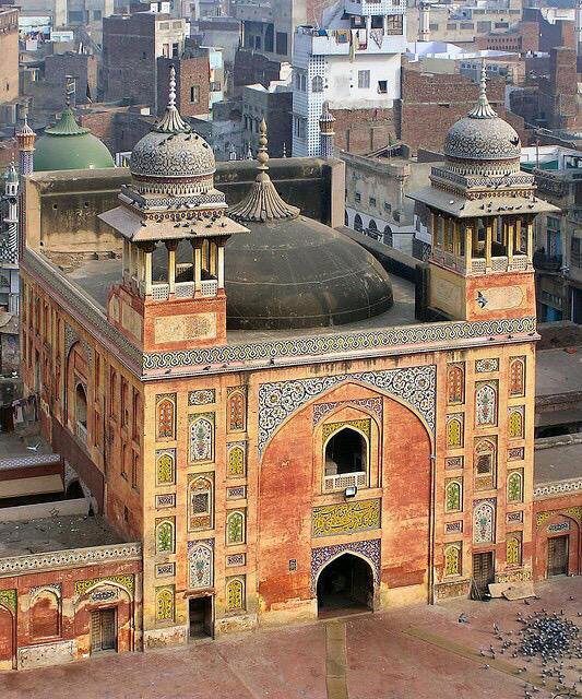 tarixiy's tweet photo. Покистоннинг Лаҳур шаҳрида жойлашган Вазир Хон Масжиди. Волий Шоҳжаҳон даврида 1635 йили бино этилган. https://t.co/0lpSArYYGQ