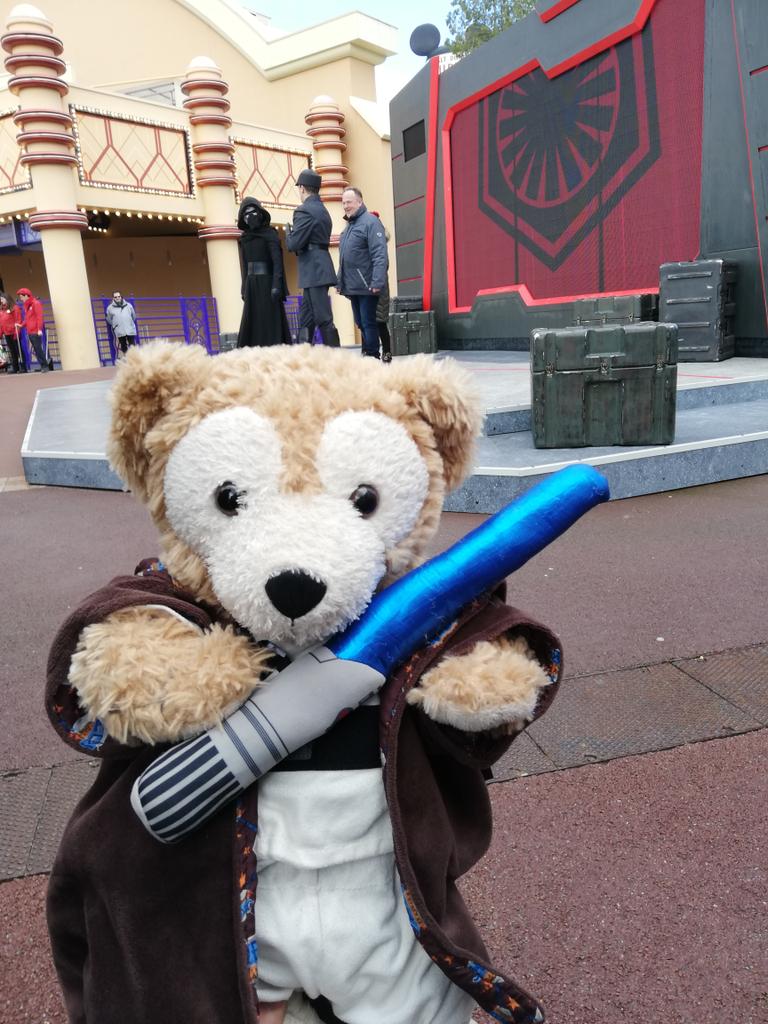 Jedi_Charles000's tweet photo. #disneylandparis
#Duffy
#StarWars
#legendoftheforce #MyStarWarsMoment
Duffy Jedi n'a pas peur de #KyloRen

Duffy Jedi is more strong than #KyloRen

@cocorobimfmf
@DuffynetteBear
@DisneyCarnival1
@DisneyFFamily
@my_duffy_family
@bobcgn
@by_benji https://t.co/dLDDCEwool
