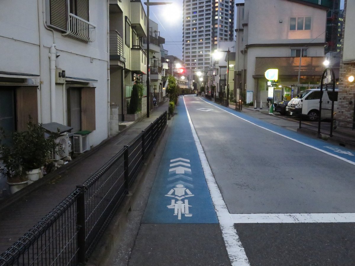 たこ 道路好団垢 Twitterissa 東京都品川区 立会道路にある 面白い設置の自転車レーン 一方通行の車道の両側に自転車 レーンを設けた 両方向の自転車が堂々と走れる構造です スペックを見てみると 車道 3m 自転車レーン 1m 2 側溝 0 15m 2 歩道 縁石 1 6