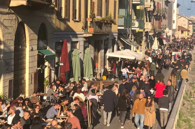figgyjam's tweet photo. @silviast9 Pandemics spread precisely where people have a false sense of security. Here's Milan on a nice day last week. https://t.co/O8I8c81KNb 

 #FlattenTheCurve we need everyone's help; here's how: https://t.co/cS3DCm5Nri https://t.co/UL7hn5eVXF