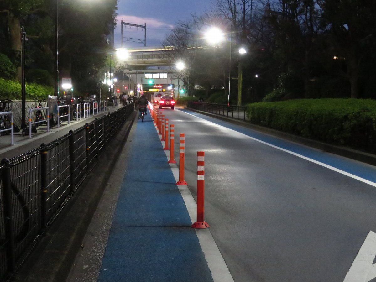 たこ 道路好団垢 Twitterissa 東京都品川区 立会道路にある 面白い設置の自転車レーン 一方通行の車道の両側に自転車 レーンを設けた 両方向の自転車が堂々と走れる構造です スペックを見てみると 車道 3m 自転車レーン 1m 2 側溝 0 15m 2 歩道 縁石 1 6