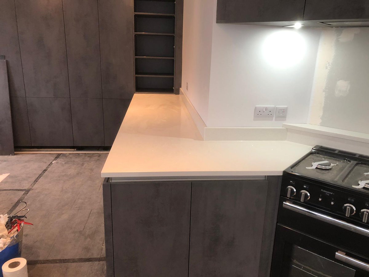MedusaStoneLtd's tweet photo. #KitchenGoals! Using 30mm Stardust #quartz by Novae Stone for a Manor Design customer from #Southend π₯ we installed this absolutely beautiful #kitchen, featuring a #waterfallkitchenisland and #breakfastbar, handleless cupboards, and a recessed draining board π https://t.co/4viiQbFP6U