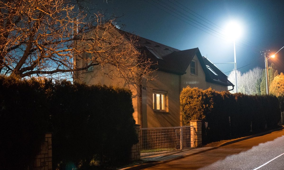 SmartLightingS1's tweet image. Nové osvětlení ruší sousedy, od hřiště chtějí odstínit stěnou
Čtěte více v článku: smartlightingsolution.cz/nove-osvetleni… #smartlightingsolution #osvetleni #svetlo #hriste #modresvetlo #verejneosvetleni #sls #osvetlenihriste #noveosvetleni #ledosvetleni #led #ledsvetlo