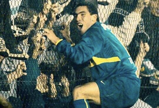 saadfootballl's tweet image. This is incredible. El Apache Tevez.