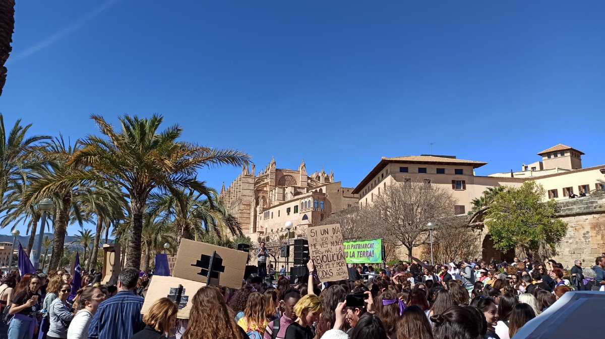 ComfemIB's tweet photo. Hola companyes! Ahir Palma es va omplir de sororitat, revolució i soroll feminista. Perquè cada dia és #8M i cada minut una lluita contra la xacra masclista, ara més que mai #JuntesSomMésFortes Visca la #LluitaFeminista! https://t.co/RFicvem8NZ