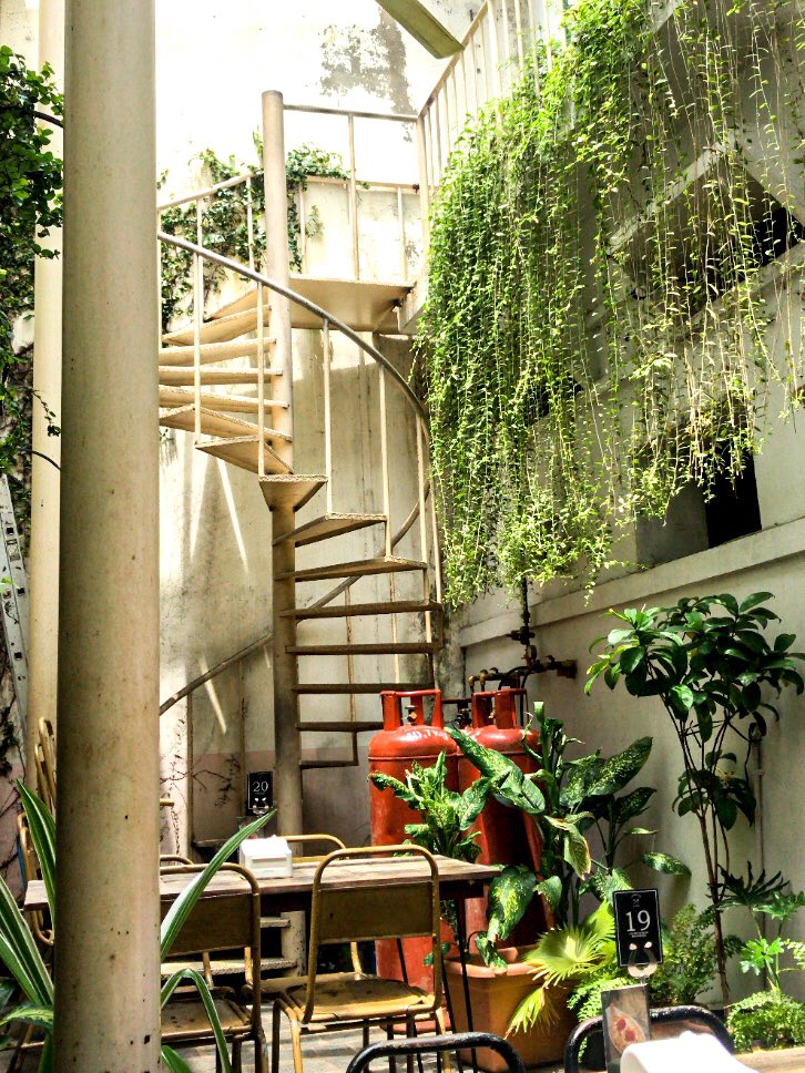 sometimesgray_'s tweet image. #backyardkitchen of Carpentier.