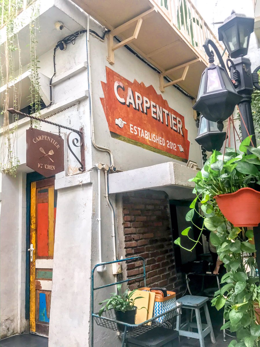 sometimesgray_'s tweet image. #backyardkitchen of Carpentier.