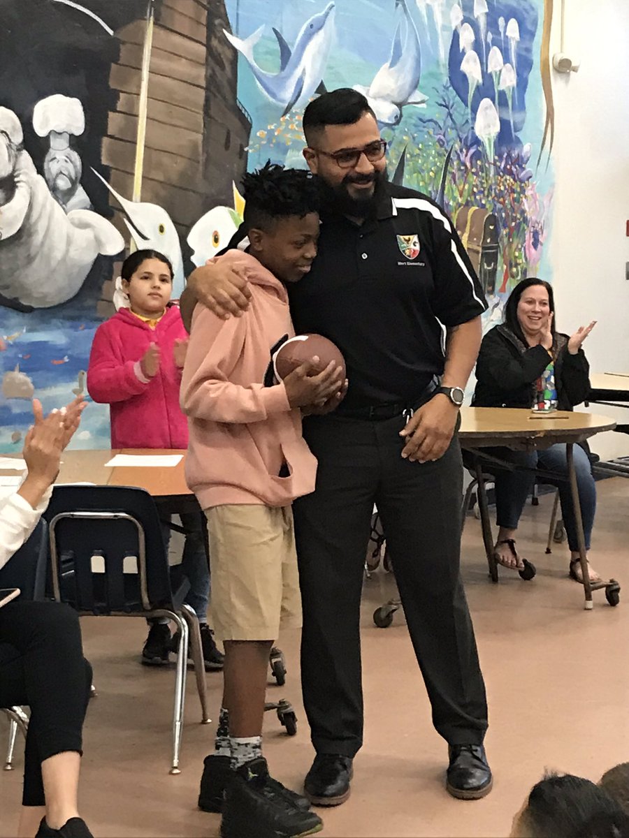 Rewarding a VERY respectful student for his positive attitude this year! He’s always thinking of others ❤️Way to go! #WeAreMort @MortElementary