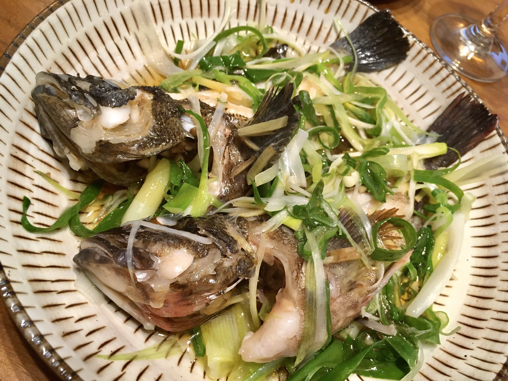ゆーじ 今夜の釣り魚料理は カサゴとムラソイの中華蒸し 長ネギ しょうが 日本酒で酒蒸しにしたあとにオイスターソース入りの調味液をかけて 九条ネギを乗せたら上から熱した油をジュジュっとな T Co 2f3axxlose Twitter