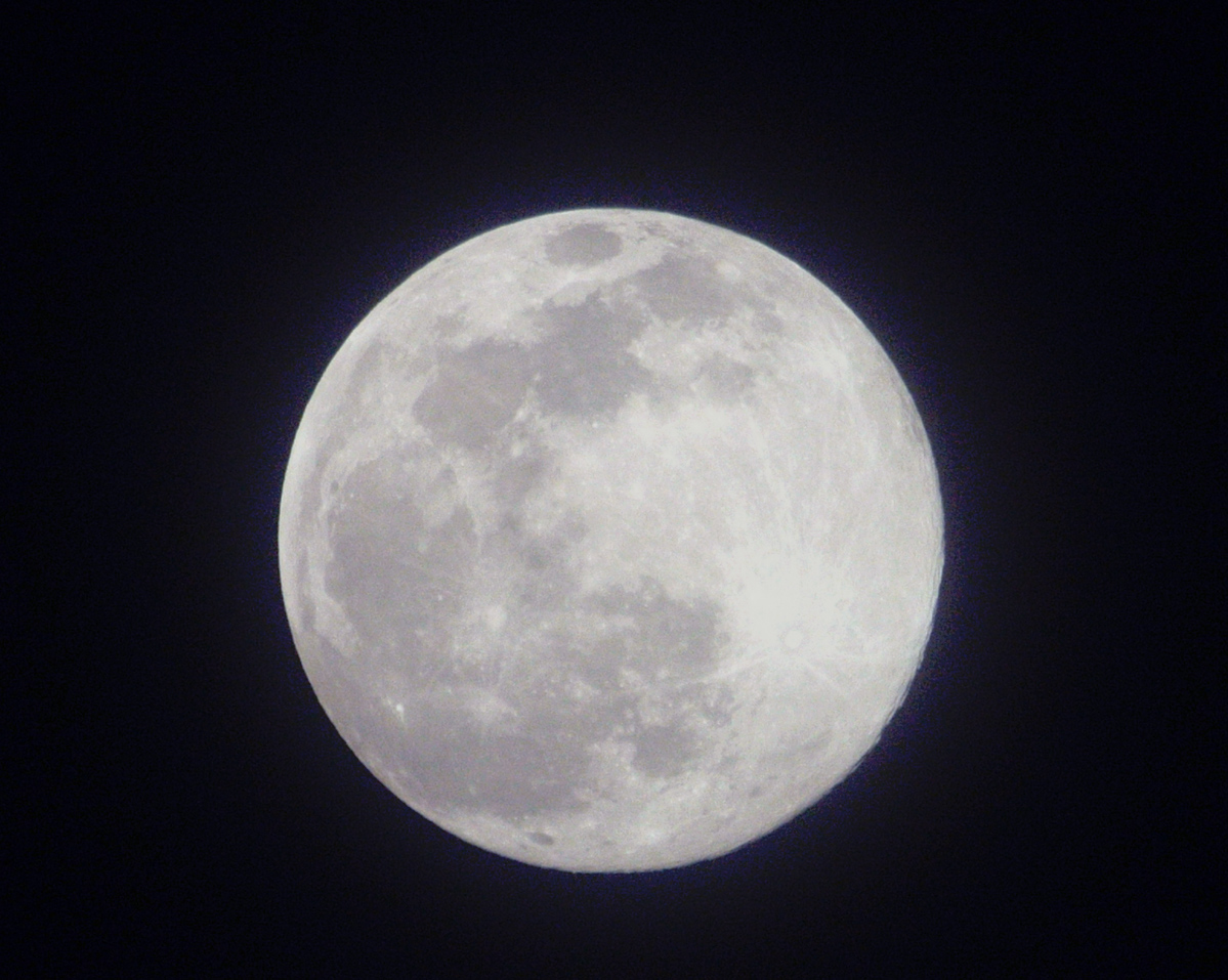 ゆめろぼ 明日3月10日の満月はworm Moon 芋虫月 だけど天気下り坂なので今夜の月を撮影 Tamron Sp 70 300mm F4 5 6 Di Vc Usd 肉眼で見ると雰囲気のある朧月 うまく鮮明に撮るのは難しいので妥協点で