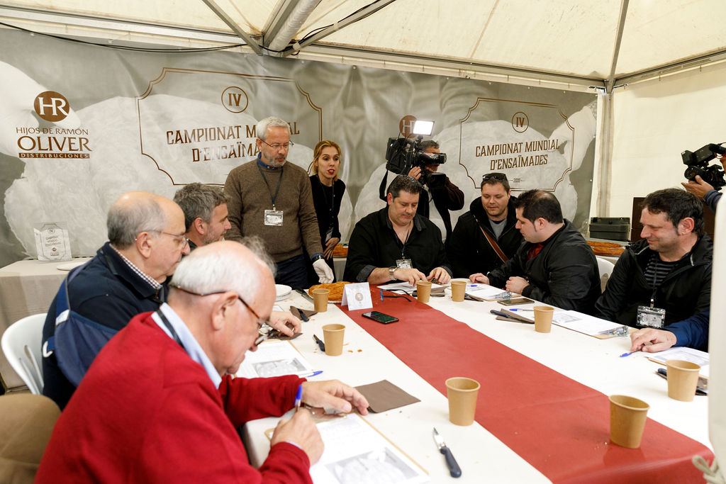 Muchas gracias al jurado profesional que nos acompaña cada año para poder elegir la Mejor Ensaimada del Mundo. Entre todos suman más de un siglo de experiencia en el mundo de la panadería/pastelería...¡increíble! #CampeonatoMundialEnsaimada2020 #MillorEnsaïmadaDelMón2020