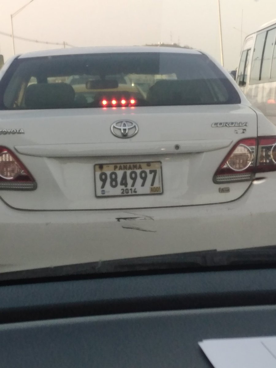 Dios mio....aqui la gente hace lo que le da la gana porque no hay certeza del castigo...mire esto...con placa de 2014...waoo..y nadie de la ATTT le dice nada, pero si lo hago en mi carro me lo quitan en grua..