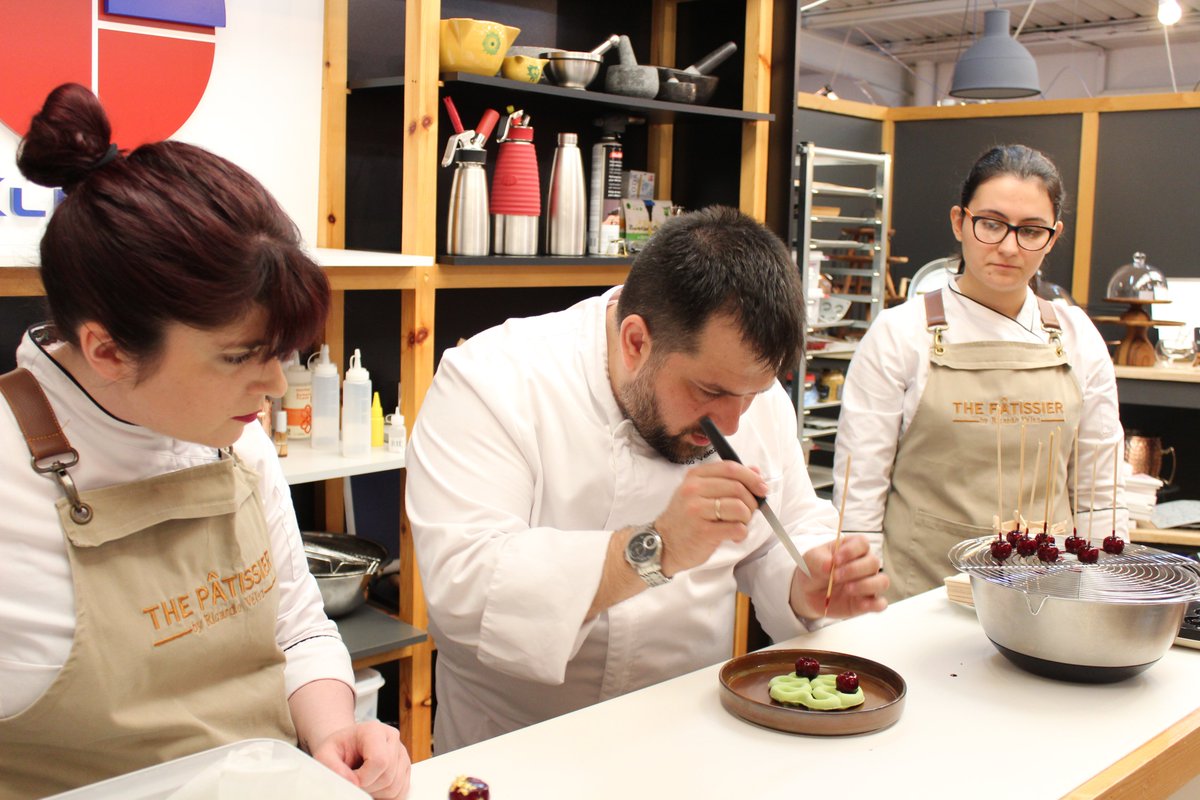Primer turno del curso de #moldessilicona que hemos celebrado hoy en Klimer. Un delicioso temario dedicado a la elaboración de aperitivos para catering y restaurantes. De la mano <a href="/MoulinChocolat/">Moulin Chocolat</a> al mando de Ricardo Vélez y con los increíbles moldes de @pavonitalia 

#cursosklimer