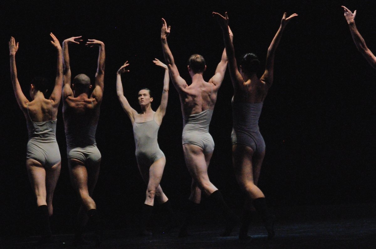 TeatrosCanal's tweet photo. La coreógrafa Sharon Eyal se formó bajo el ala de Ohad Naharin, ex director de la Batsheva Dance Company, de Israel. Durante 22 años asimiló su particular estilo, consolidado vía Gaga.
Ahora presenta #LoveChapter2, con 6 bailarines en escena. 12 y 13 MAR
https://t.co/t8iQ8tpT0D https://t.co/2LziKMpYes