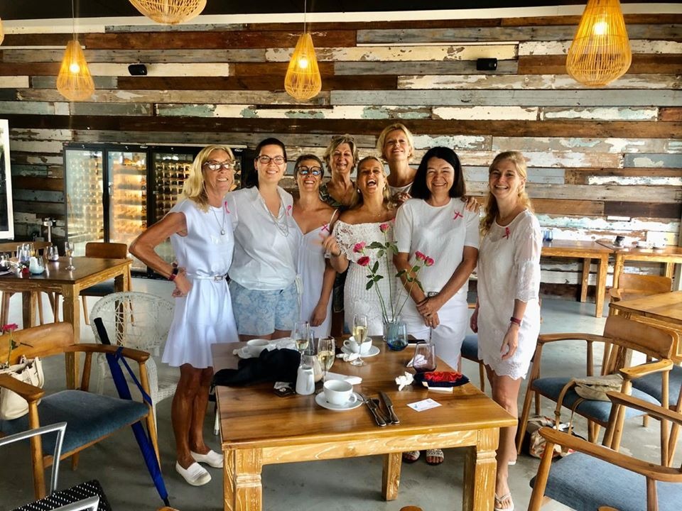 AzuriMauritius's tweet photo. Dans le cadre de la journée internationale des #femmes, les résidentes d’Azuri, toutes de blanc vêtues, se sont réunies au Black Rock Bar &amp; Grill Mauritius pour un petit-déjeuner gourmand. Une occasion également pour soutenir la cause du cancer du sein. 🌹 https://t.co/myWzNR7PiR